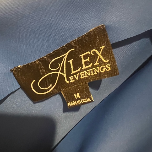 Elegant Blue Sleeveless Dress - Picture 4 of 5